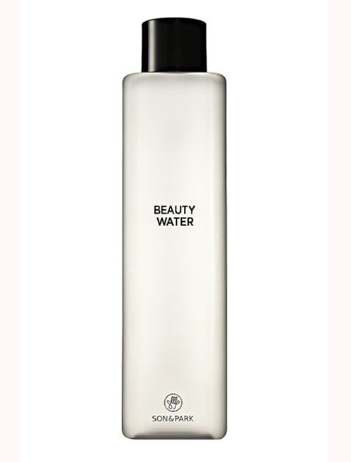 Beauty Water, Son & Park Vừa là dung dịch săn da (toner), vừa có tác dụng tẩy da chết, sản phẩm 2-trong-1 Beauty Water của thương hiệu Son & Park luôn được các chuyên gia trang điểm săn đón. Sau khi rửa mặt, nhỏ vài giọt dung dịch vào bông tẩy trang và vỗ nhẹ lên mặt, bạn sẽ có làn da căng mịn, sẵn sàng cho các bước make-up tiếp theo. Giá: 30 USD  khoảng 670.000 đồng