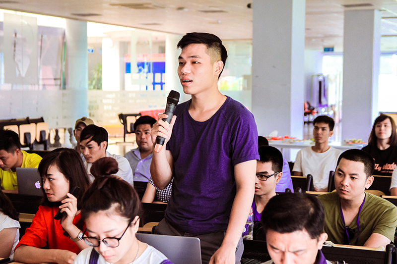 Các bạn sinh viên rất hào hứng với lối tư duy về mạng xã hội của ông Giang nên đã đặt ra nhiều câu hỏi.