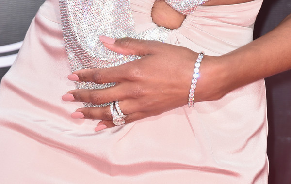  Ciara hạnh phúc khoe nhẫn cưới và nhẫn đính hôn trên ngón tay áp út 