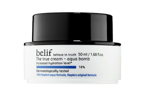 The True Cream Aqua Bomb, Belif Aqua Bomb của Belif có hàm lượng dưỡng ẩm cô đặc, tuy nhiên lại mỏng nhẹ và dễ chịu kể cả với da dầu. Dòng kem dưỡng ẩm này đang nằm trên kệ bán chạy nhất của Belif tại Hàn Quốc năm nay. Giá: 38 USD  khoảng 850.000 đồng