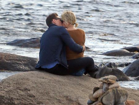 Tom Hiddleston và Taylor Swift chỉ mới công khai tình yêu được một tháng