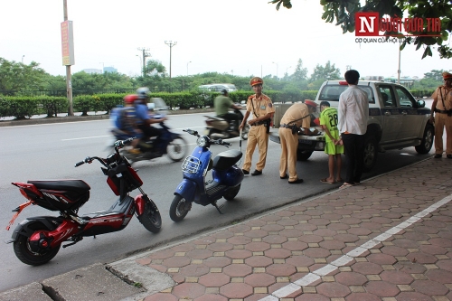 Học sinh Hà thành đi xe máy điện thản nhiên  đầu trần  xuống phố