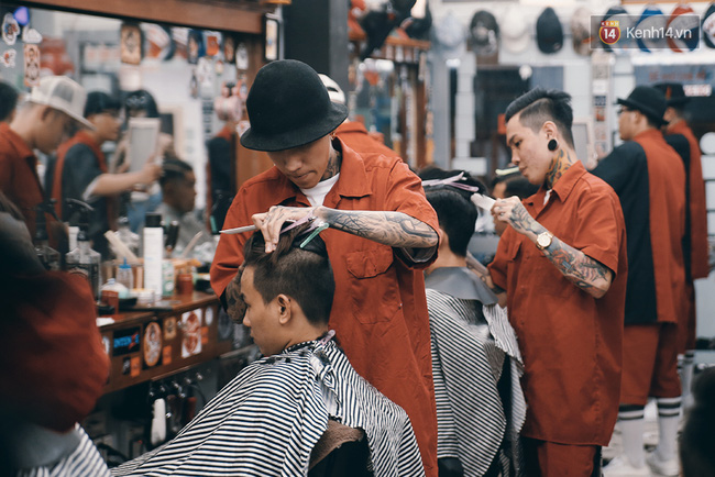 Khám phá tiệm cắt tóc chất chơi nhất Sài Gòn của những chàng barber xăm trổ đầy mình - Ảnh 2.