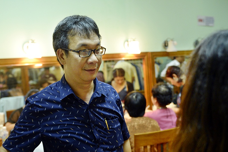Đến ngay sau nghệ sĩ Minh Hằng, NSƯT Đức Khuê hào hứng bắt chuyện với “vợ” và anh chị em nghệ sĩ.