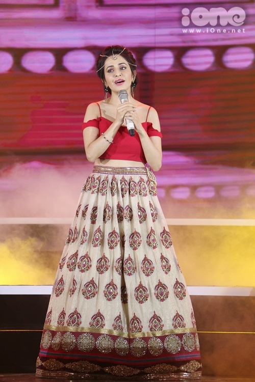 nữ diễn viên Roop Durgapal cũng lần đầu tiên khoe chất giọng ngọt ngào qua ca khúc Teri Galiyan