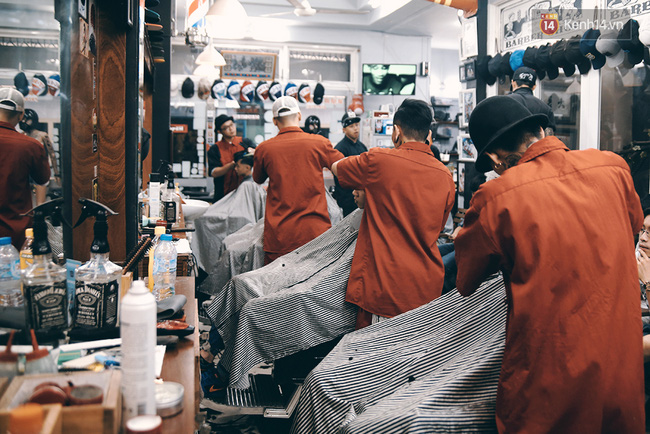 Khám phá tiệm cắt tóc chất chơi nhất Sài Gòn của những chàng barber xăm trổ đầy mình - Ảnh 16.