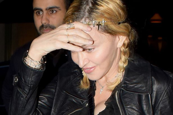 Sau 3 buổi trị liệu trẻ hóa với mức giá gần 70 triệu đồng, Madonna đã có thể tự tin tháo găng tay.