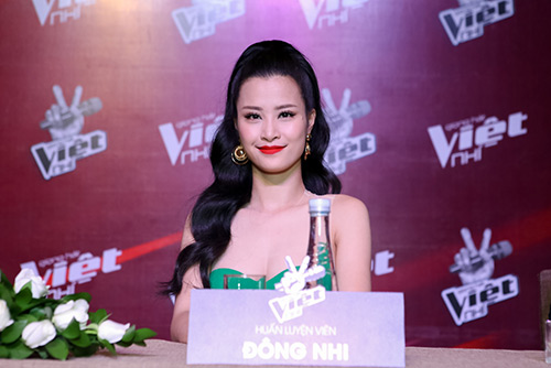 hlv the voice kids "dua nhau" xin loi vi di hop bao tre - 8