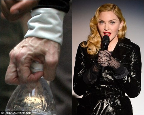 Madonna rất tự ti vì đôi bàn tay nhăn nheo, tố cáo tuổi tác thật.