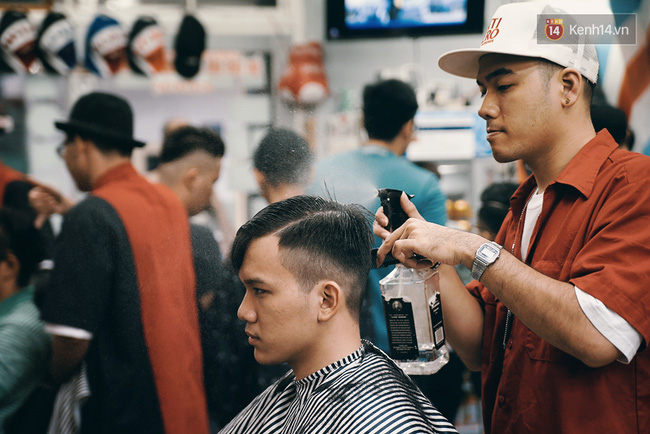 Khám phá tiệm cắt tóc chất chơi nhất Sài Gòn của những chàng barber xăm trổ đầy mình - Ảnh 11.