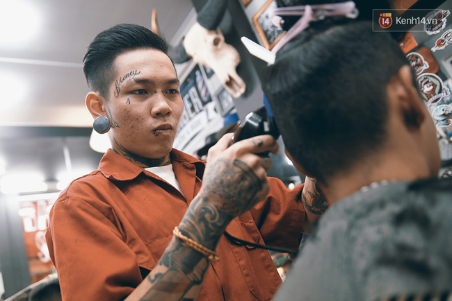 Khám phá tiệm cắt tóc chất chơi nhất Sài Gòn của những chàng barber xăm trổ đầy mình - Ảnh 9.