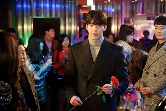 Uncontrollably Fond và W: Cuộc chiến giữa cặp bạn thân nổi tiếng