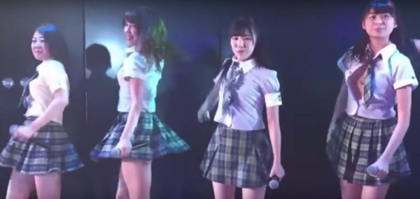 than-tuong-14-tuoi-akb48-nhay-sung-bung-gan-het-cuc-ao