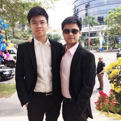Phan Hoàng cùng anh trai Phan Thành.