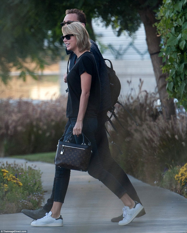 Taylor Swift tươi cười lộ diện cùng Tom sau scandal bị Kim  vạch trần 