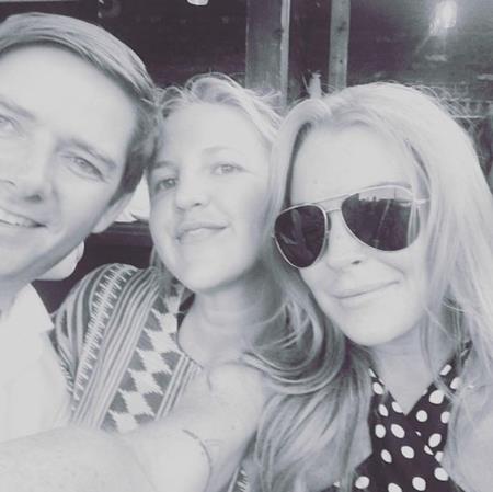 Lindsay Lohan đã cầu nguyện cùng với bạn bè