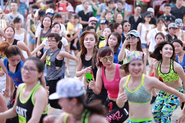  Hoạt động nhảy zumba tập thể đầy hào hứng 