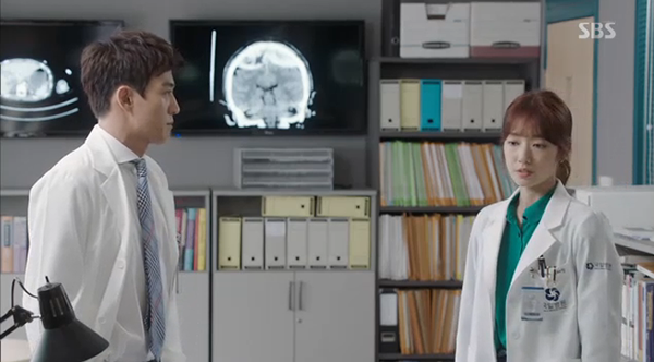 “Doctors”: Xem kìa, Park Shin Hye cuối cùng đã biết ghen! - Ảnh 4.
