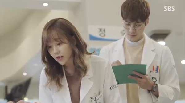 “Doctors”: Xem kìa, Park Shin Hye cuối cùng đã biết ghen! - Ảnh 2.