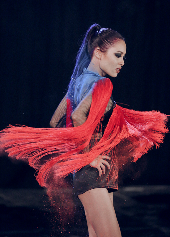 với sự đầu tư trang phục khủng từ nhà thiết kế Lê Châu Kha Top 6 Project Runway 2015, NTK Nguyễn Tiến Truyển Quán quân Project Runway 2015 cùng với sự hỗ trợ The Little Owl, Flora Punk,&.và đặc biệt hơn 30 đôi giầy Christian Louboutin với tổng trị giá gần 500 triệu đồng.