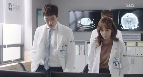 “Doctors”: Xem kìa, Park Shin Hye cuối cùng đã biết ghen! - Ảnh 6.