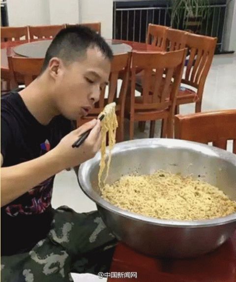 Chàng lính cứu hỏa được phong là  thánh mì tôm 