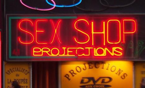  Cửa hàng bán đồ chơi tình dục và chiếu phim khiêu dâm ở Pháp 