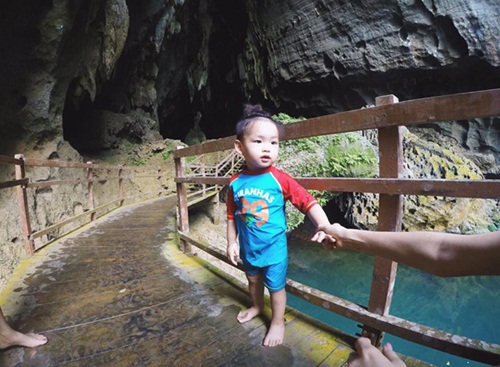 hh diem huong dua con trai di kham pha hang toi tai quang binh - 2