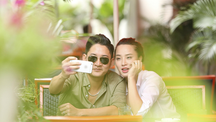 Hải Băng bị bắt gặp hôn Thành Đạt say đắm trong xe hơi
