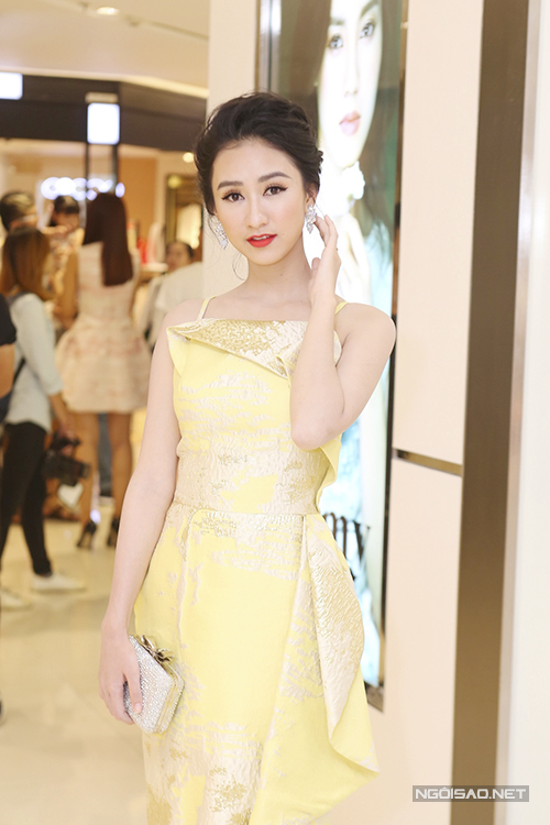 Hà Thu chọn váy vàng trang trí ánh kim để giúp mình nổi bật tại sự kiện.