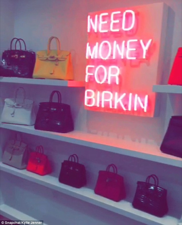 Nếu Kylie Jenner có tủ giày như đại lý thì mẹ cô nàng cũng có cả kệ đầy túi Hermes như cửa hàng - Ảnh 3.