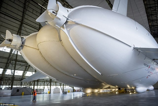 Máy bay lớn nhất thế giới hình &#34;chiếc mông&#34; lộ diện - 4