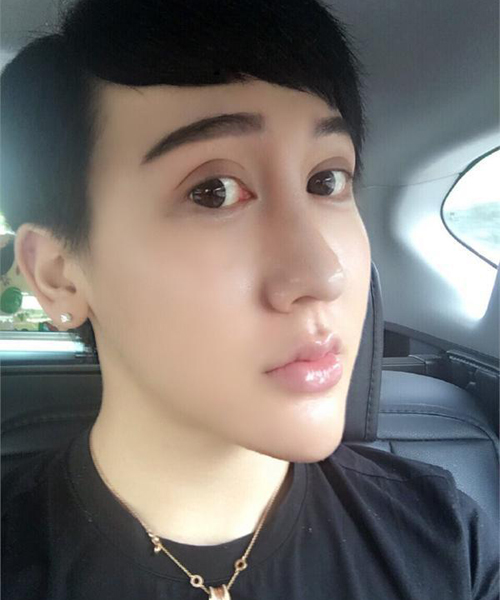 3.Lưu Tử Thần sinh năm 1996, được cộng đồng mạng Trung Quốc đặt biệt danh là yêu tinh rắn phiên bản nam vì những bức ảnh mặt nhọn hoắt, đôi mắt ốc nhồi trông rất quái dị.