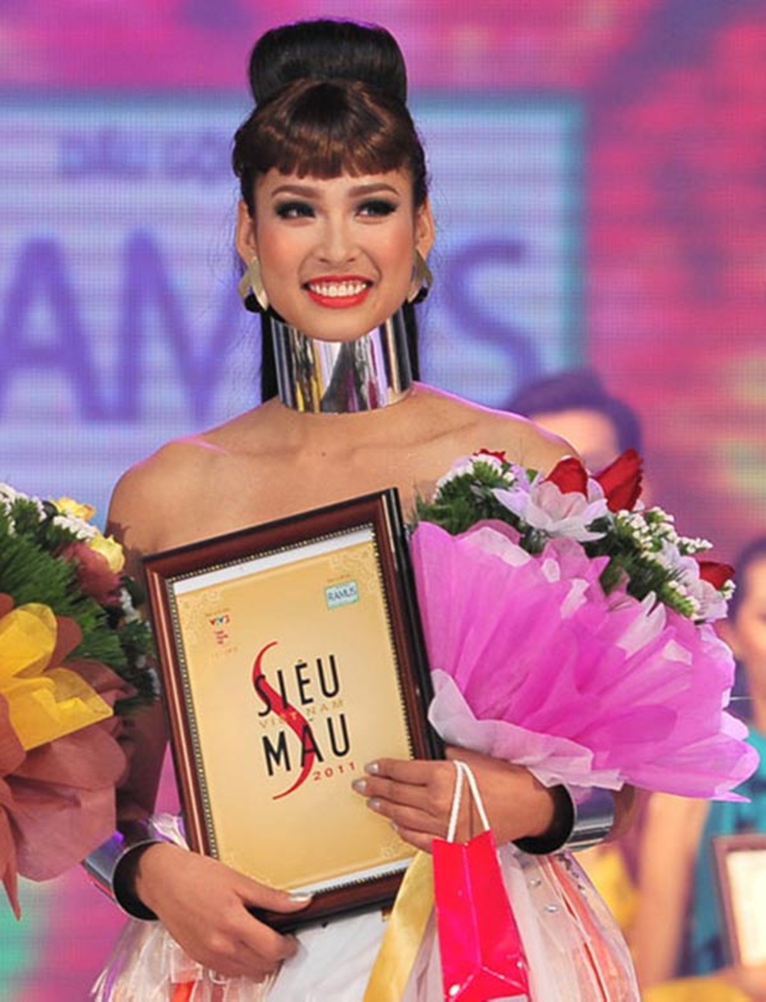 Vương Thu Phương từng đăng quang “Siêu mẫu Việt Nam 2011”. Thu Phương được đánh giá cao bởi vóc dáng đẹp, nhan sắc hài hoà, thanh tú, số đo 3 vòng: 87-64-97.