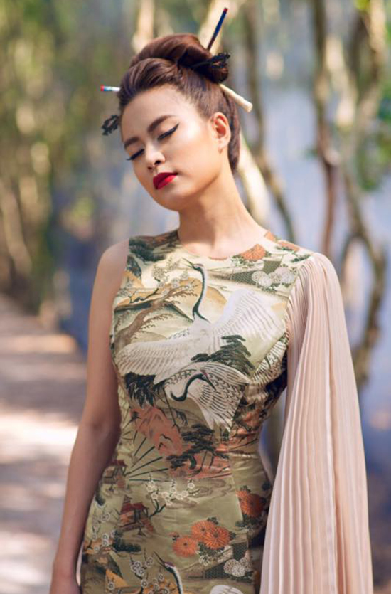 Bên cạnh hình ảnh bươm bướm, chim hạc cũng là một hình ảnh tượng trưng cho nét đẹp của người phụ nữ và nhà thiết kế Cory Trần đã chọn hình ảnh này làm hoạ tiết cho một trong những trang phục xuất hiện trong MV