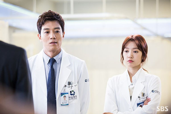 “Doctors”: Không nhịn được cười với chuỗi bi kịch của Yoon Kyun Sang - Ảnh 28.