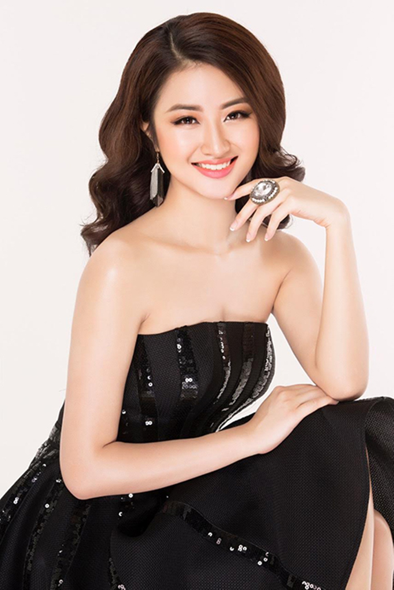 Hoa hậu Bản sắc Việt toàn cầu 2016 - người đẹp Trần Thị Thu Ngân sinh năm 1996 là sinh viên ngành Quản trị khách sạn tại Thụy Sĩ.