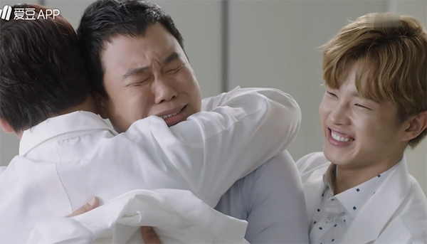 “Doctors”: Không nhịn được cười với chuỗi bi kịch của Yoon Kyun Sang - Ảnh 26.
