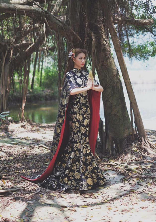 Chiếc váy ôm sát dáng cape với hoạ tiết hoa ánh kim trên nền vải đen tuyền của nhà thiết kế Tăng Thành Công