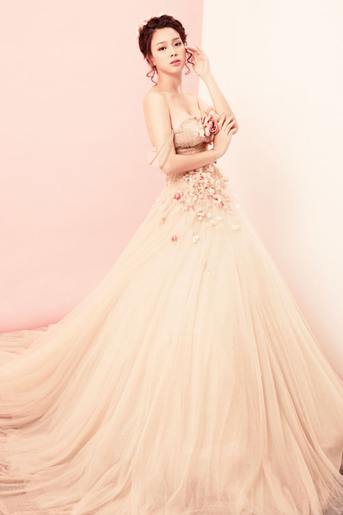 [Caption]Vẻ đẹp nhẹ nhàng, sang trọng của thí sinh được tôn lên bằng trang phục váy công chúa, đính chi tiết hoa rơi trên thân áo.