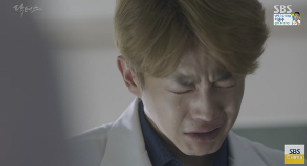 “Doctors”: Scandal của Kim Rae Won, Park Shin Hye có nguy cơ bị “đào mộ” - Ảnh 23.