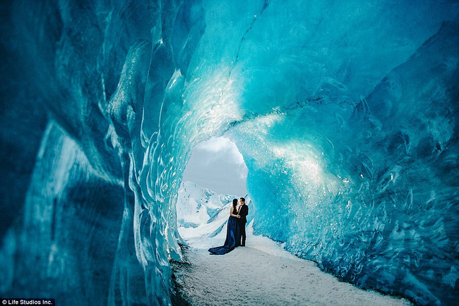 Chán các studio tẻ nhạt, cặp đôi này kéo nhau lên đỉnh núi lửa và sông băng để chụp ảnh cưới - Ảnh 1.