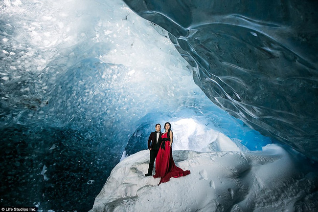 Chán các studio tẻ nhạt, cặp đôi này kéo nhau lên đỉnh núi lửa và sông băng để chụp ảnh cưới - Ảnh 4.