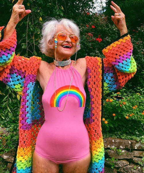 Bà Baddie Winkle tên thật là Helen Van Winkle, sinh năm 1928, bắt đầu gia nhập   cộng đồng Instagram năm 85 tuổi. Người bà của 8 đứa cháu đã nhanh chóng   đánh cắp trái tim của đông đảo cộng đồng mạng nhờ vẻ vui tươi đầy sức sống   của mình.