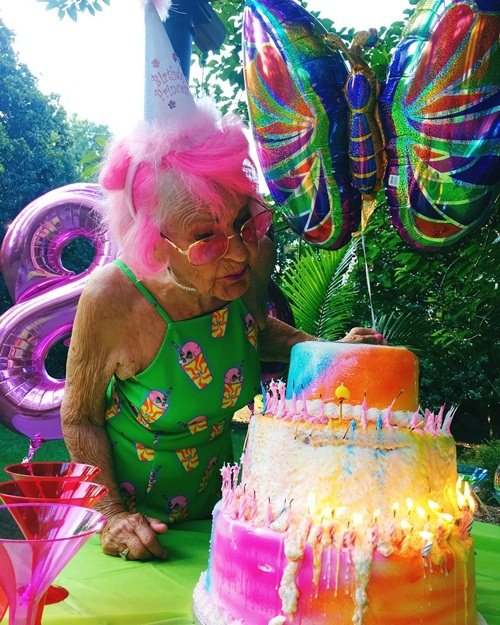 Bà Baddie vừa đón sinh nhật lần thứ 88 cách đây 3 tuần. Trong tiệc sinh nhật, bà   Baddie diện một chiếc váy 2 dây màu xanh, mái tóc hồng nổi bật. Một người dùng   Instagram bình luận: Đây chính là hình mẫu cho cuộc sống sau này của tôi.