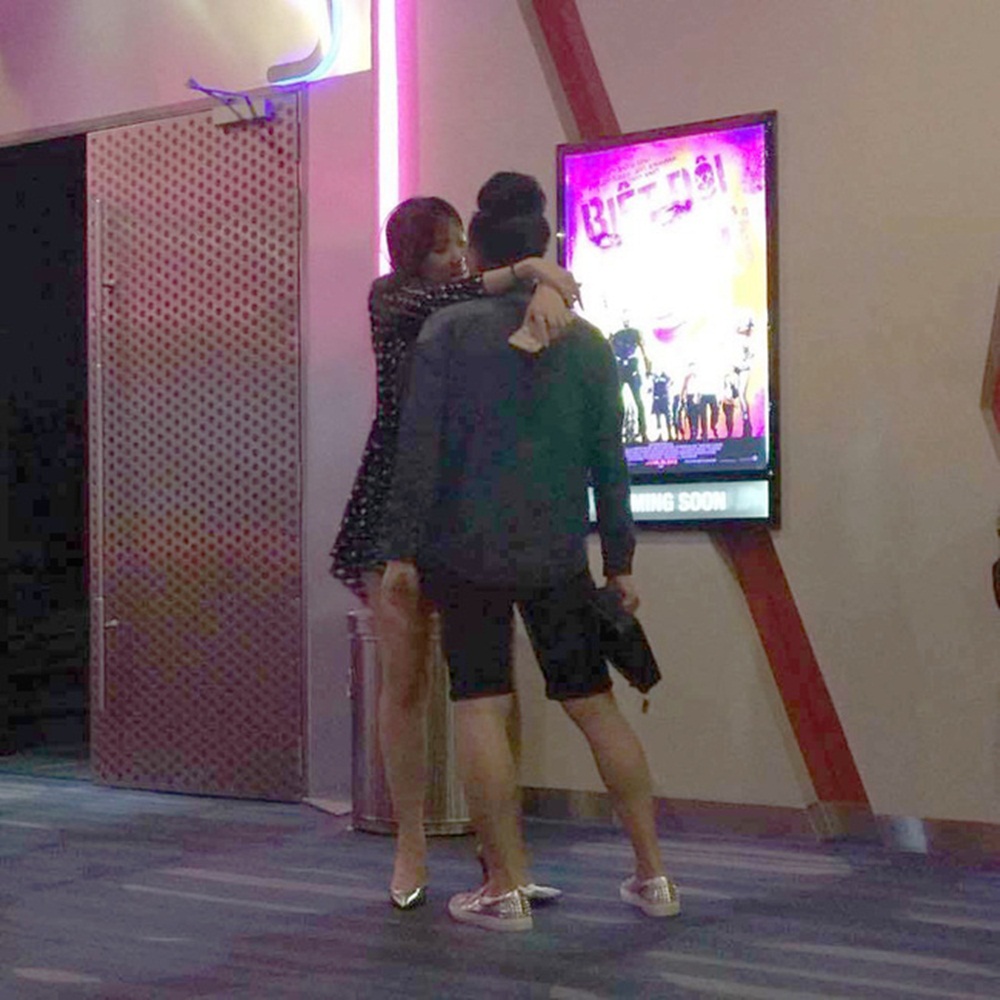 Vô tư ôm hôn ở rạp chiếu phim.