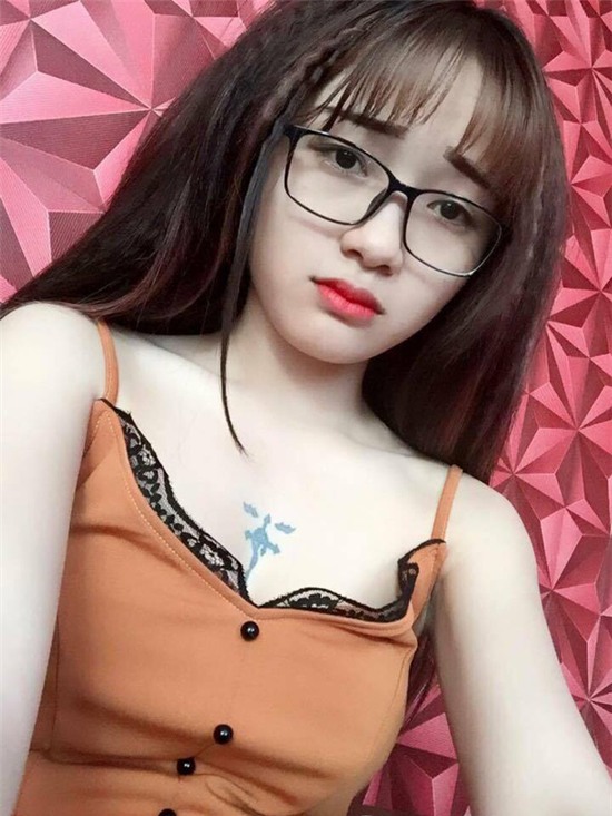 Khoe ảnh “lột xác” như hot girl, cô nàng bị “ném đá” vì cho rằng “bán vốn tự có” để lấy tiền làm đẹp