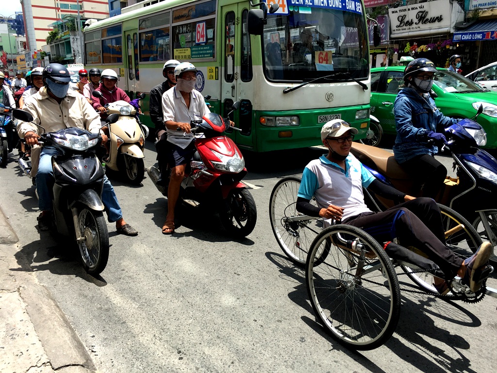 Hình ảnh anh Tuấn di chuyển bằng xe đạp nằm làm cho nhiều người tò mò.