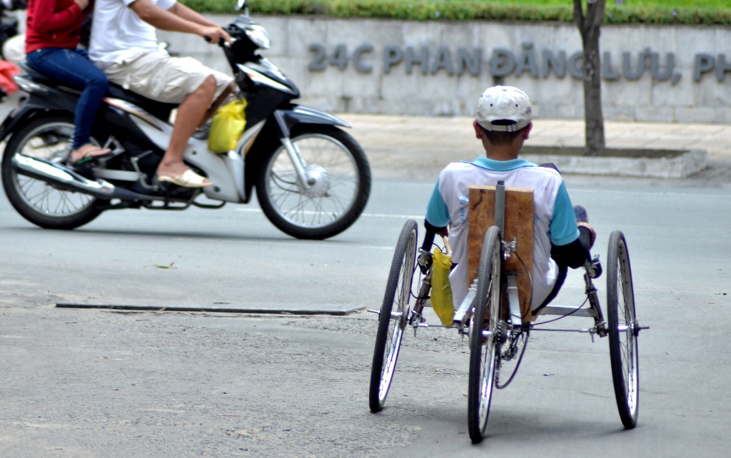 Với mật độ lưu thông tại TPHCM như hiện nay, việc đi xe đạp nằm là điều không dễ và thật sự thiếu an toàn nếu di chuyển không quen.