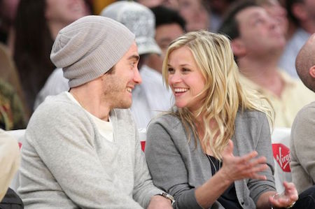 Một nguồn tin của tờ Today cũng đã tiết lộ rằng hai ngôi sao Reese Witherspoon và Jake Gyllenhaal từng táo bạo “hành sự” ngay trên máy bay. Cặp sao đã trùm chăn rồi quấn chặt lấy nhau trong khoảng vài phút, dù quãng thời gian này khá ngắn ngủi nhưng vẫn khiến cho nhiều người phải chú ý.